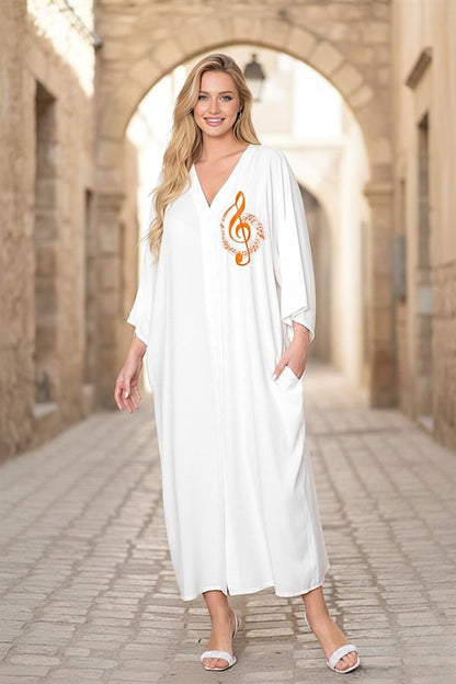 Beyaz, V yaka, göğsü nota nakışlı, cepli ve oversize uzun viskon gömlek elbise.