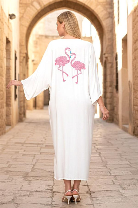 Sırtında pembe flamingo nakışları bulunan, beyaz, oversize, uzun viskon gömlek elbise.