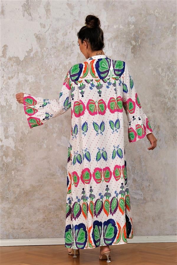 Beyaz zemin üzerine renkli tropikal desenli, volanlı kollu ve uzun viskon elbise.