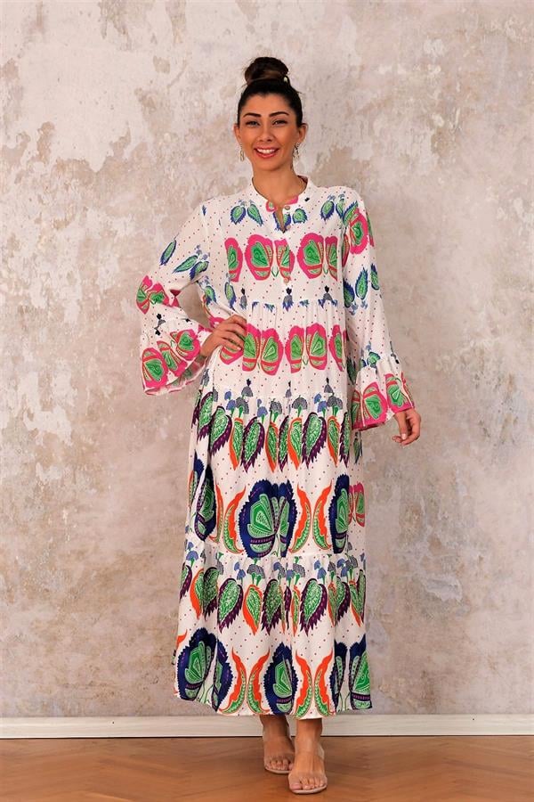 Beyaz zemin üzerine renkli tropikal desenli, volanlı kollu ve kat kat etekli uzun viskon elbise.