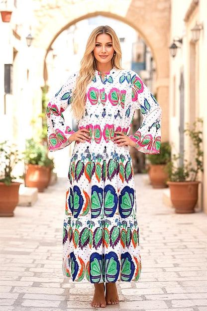 Beyaz zemin üzerine renkli tropikal desenli, volanlı kollu ve kat kat etekli uzun viskon elbise.