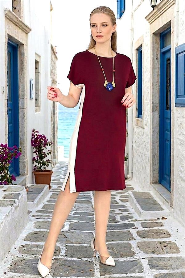 Bordo renkli, yanları beyaz garnili, kısa kollu ve diz boyu modal elbise.
