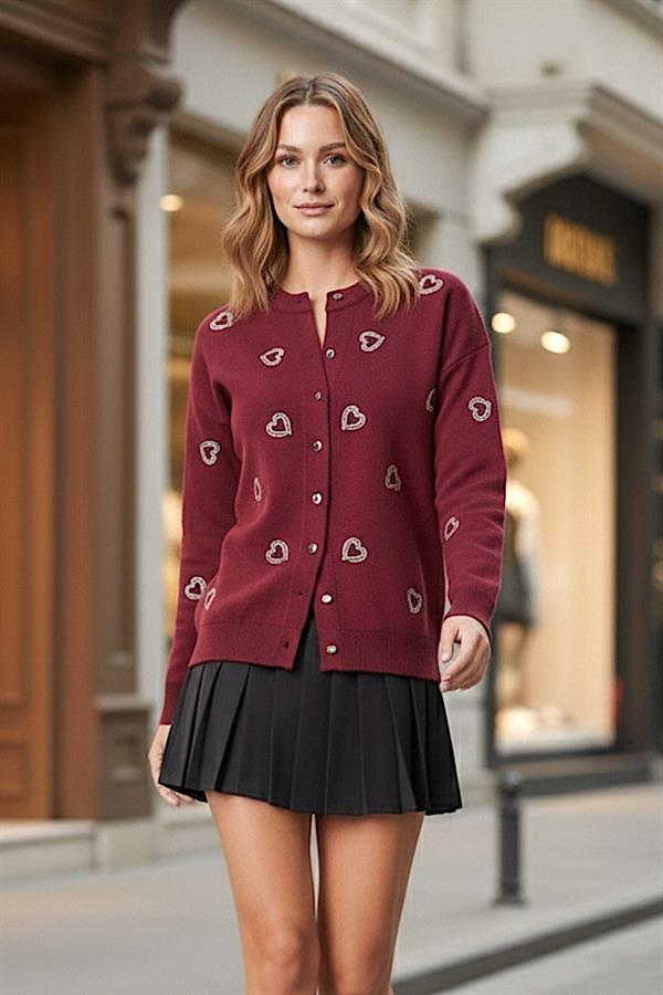 Bordo renkli, kalp nakışlı ve düğmeli triko hırka.