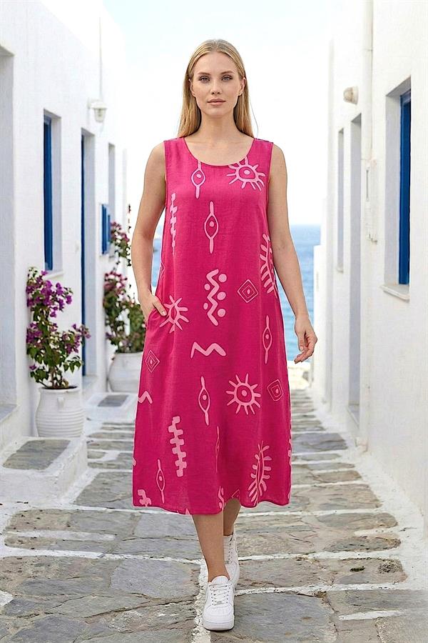 Fuşya rengi, kalın askılı, cepli ve üzerinde beyaz desenler bulunan midi boy viskon elbise.