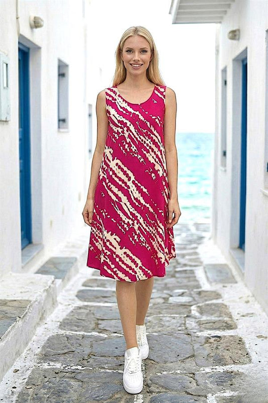 Fuşya renkli, beyaz çizgili, kalın askılı ve midi boy viskon elbise.