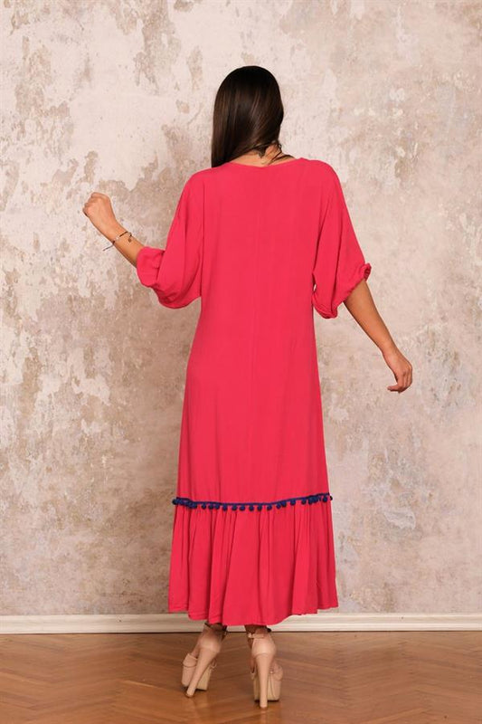 Fuşya rengi, V yaka, etek ucu fırfırlı ve ponpon detaylı uzun viskon elbise.