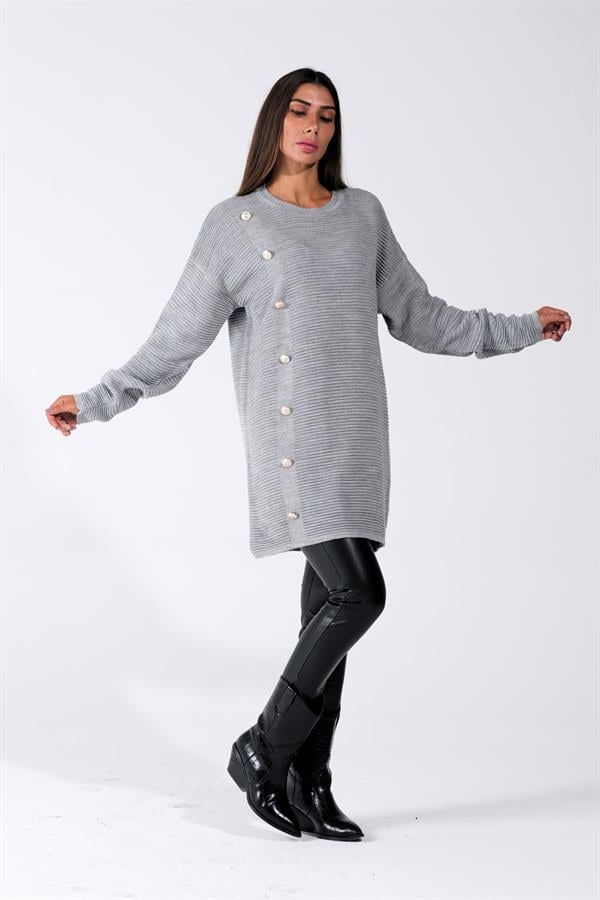 Gri bisiklet yaka, fitilli dokuya ve yan tarafında düğme detaylarına sahip triko kazak.