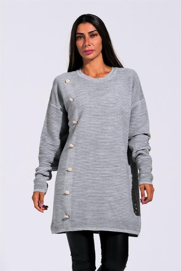 Gri bisiklet yaka, fitilli dokuya ve yan tarafında düğme detaylarına sahip uzun triko kazak.