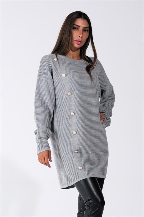 Gri bisiklet yaka, fitilli dokuya ve yan tarafında düğme detaylarına sahip uzun triko kazak.