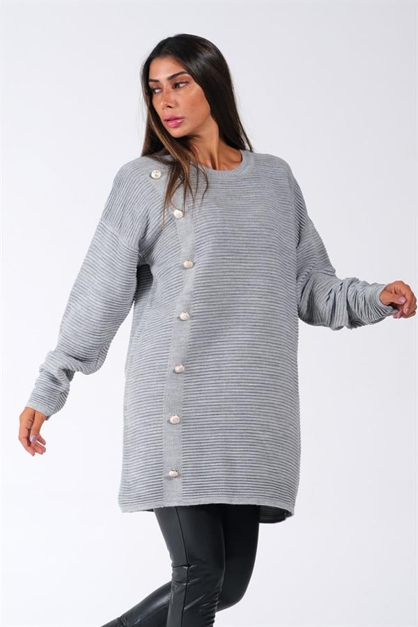 Gri bisiklet yaka, fitilli dokuya ve yan tarafında düğme detaylarına sahip uzun triko kazak.