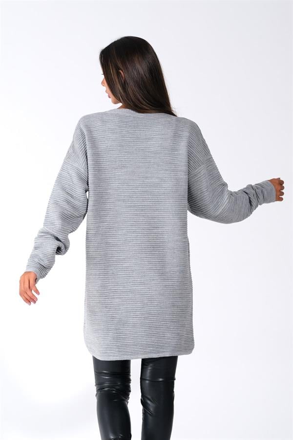 Gri bisiklet yaka, uzun kollu ve fitilli dokuya sahip triko kazak.