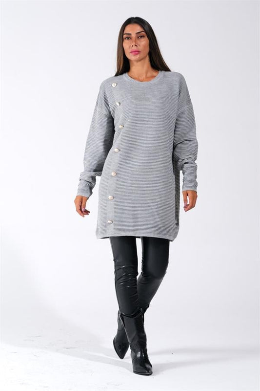 Gri bisiklet yaka, fitilli dokuya ve yan tarafında düğme detaylarına sahip triko kazak.