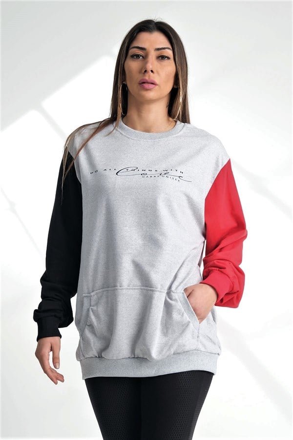 Gri, siyah ve kırmızı renkli, kanguru cepli ve uzun kollu sweatshirt.