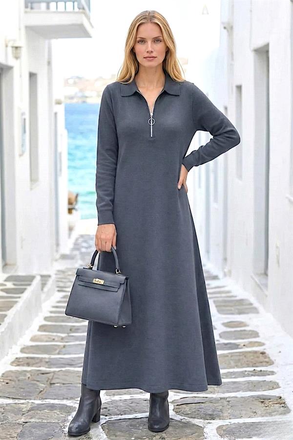 Gri renkli, yakası fermuarlı, uzun kollu ve modal kumaştan üretilmiş uzun elbise.