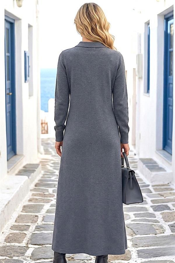 Sırtı dönük, gri renkli, yakalı ve uzun kollu modal kumaştan üretilmiş uzun elbise.