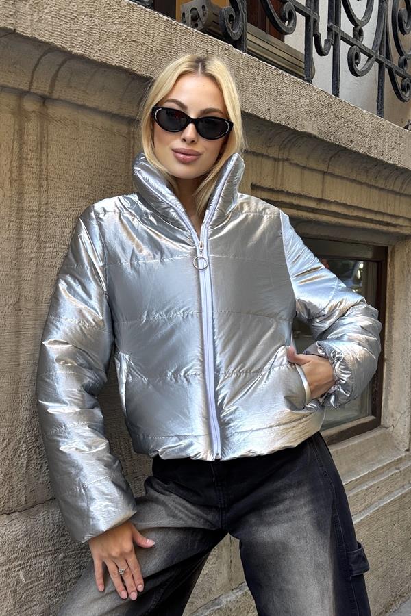 Gümüş Dik Yaka Lüx Parlak Kısa Şişme Mont