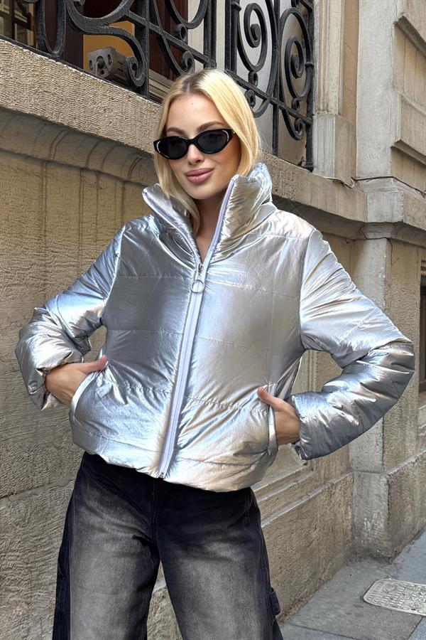 Gümüş Dik Yaka Lüx Parlak Kısa Şişme Mont