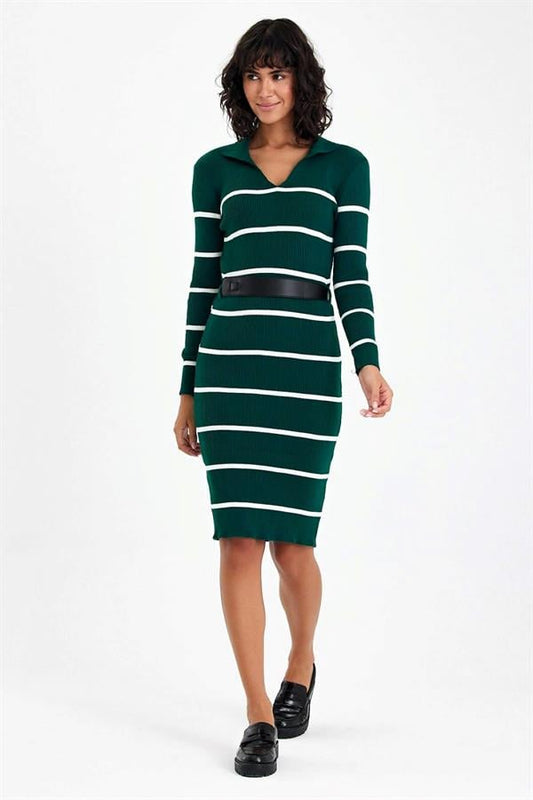Haki renkli, beyaz çizgili, V yaka, kemerli ve diz boyu triko elbise.