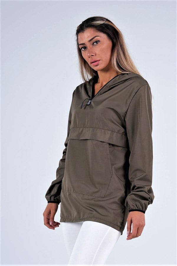 Haki renkli, kapüşonlu, yarım fermuarlı ve kanguru cepli, astarsız kadın yağmurluk.