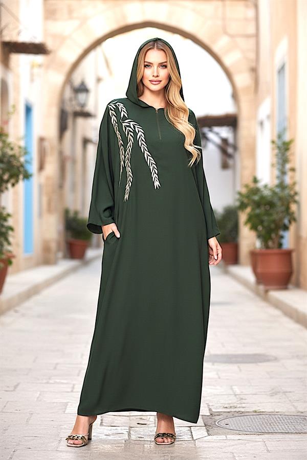 Haki renkli, kapüşonlu, göğüs kısmı nakışlı, fermuarlı ve cepli oversize uzun elbise.