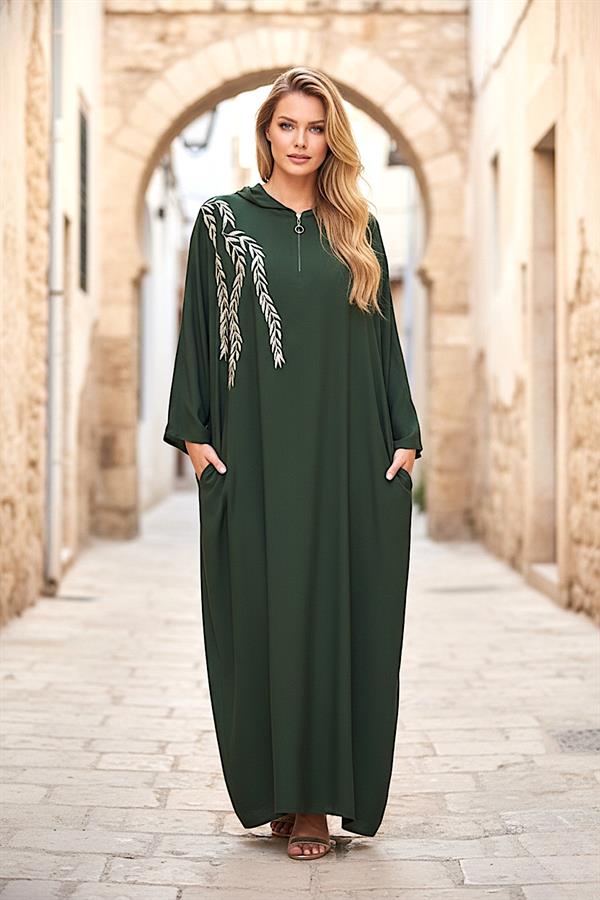 Haki renkli, kapüşonlu, nakış detaylı, fermuarlı ve cepli oversize uzun elbise.