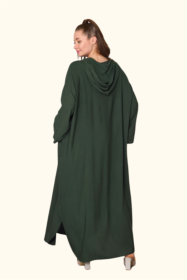 Haki renkli, kapüşonlu, cepli ve yan yırtmaçlı oversize uzun elbise.