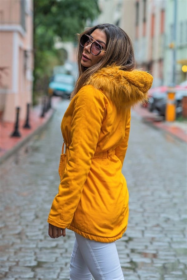 Hardal rengi, içi ve kapüşonu kürklü, beli ayarlanabilir gabardin mont.