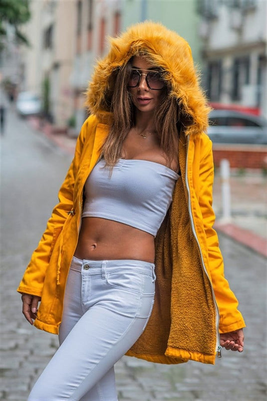 Hardal rengi, içi ve kapüşonu kürklü, beli ayarlanabilir gabardin mont.