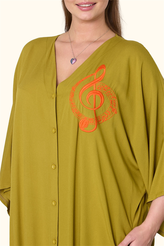 Hardal rengi, V yaka, göğüs kısmında nota nakışı bulunan, cepli ve oversize uzun gömlek elbise.