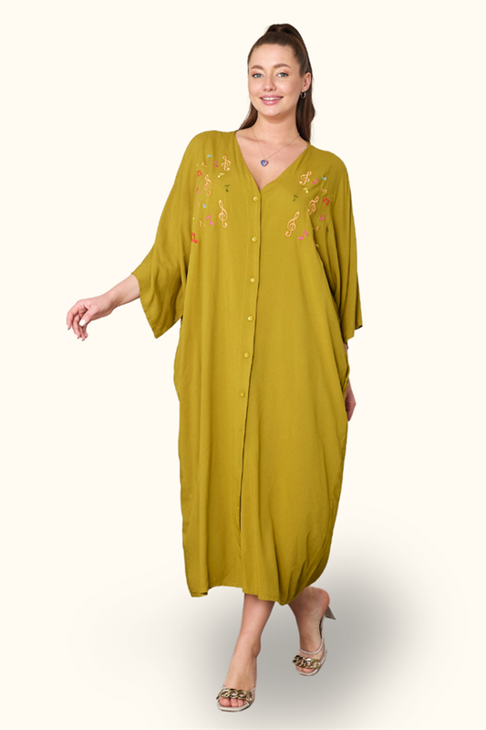 Hardal rengi, V yaka, önü nota nakışlı, cepli ve oversize uzun viskon gömlek elbise.