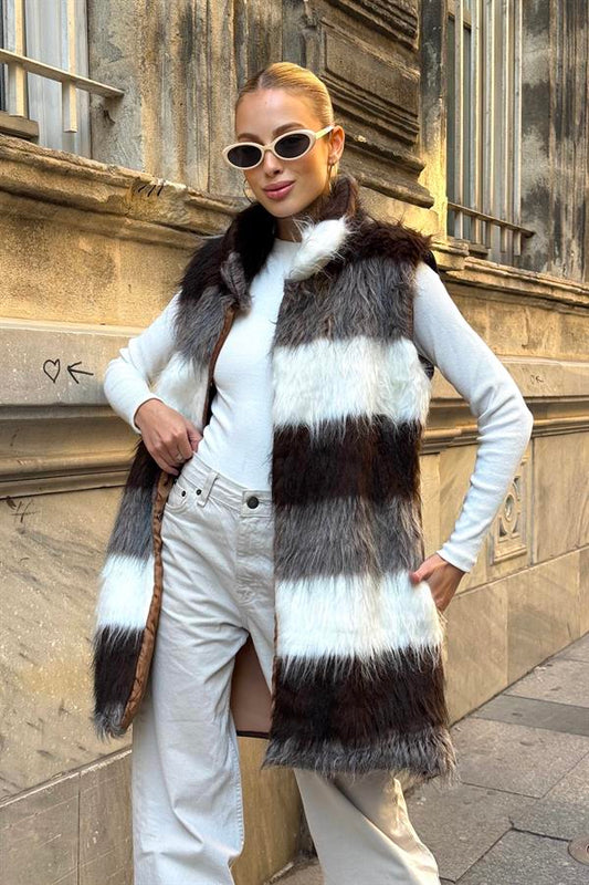 Kahverengi Beyaz Çizgili Arkası Bej Deri Detaylı Cepli Uzun Suni Kürk Yelek