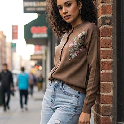 Kahverengi Çiçek Nakışlı Düğmeli Triko Hırka