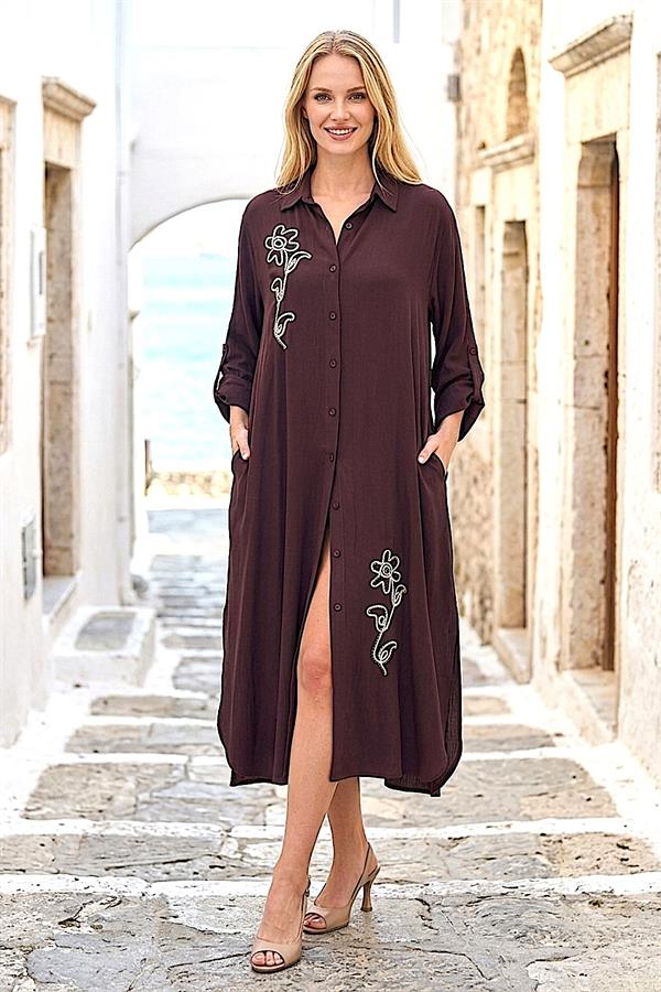 Kahverengi, uzun kollu, düğmeli ve çiçek nakışlı viskon gömlek elbise.