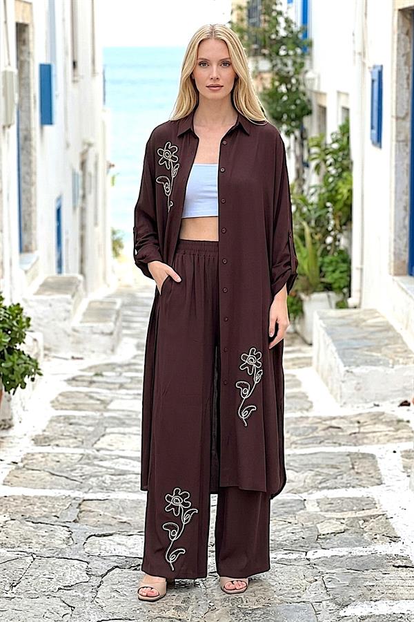 Kahverengi, çiçek nakışlı, uzun kollu gömlek ve geniş paça pantolondan oluşan viskon takım.