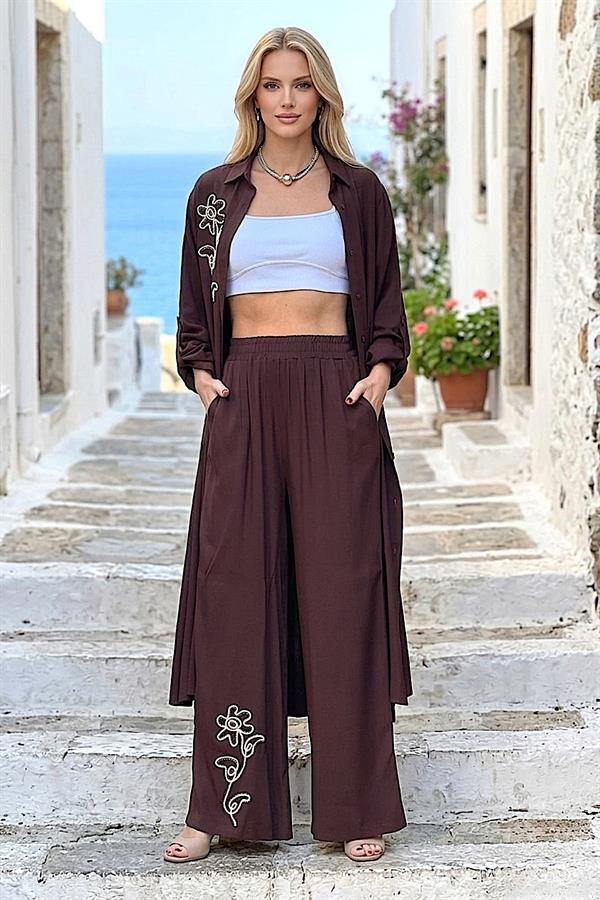 Kahverengi, çiçek nakışlı, uzun gömlek ve yüksek belli pantolondan oluşan viskon takım.