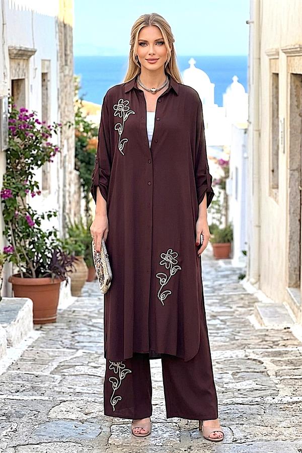 Kahverengi, çiçek nakışlı, uzun kollu gömlek elbise ve pantolondan oluşan viskon takım.