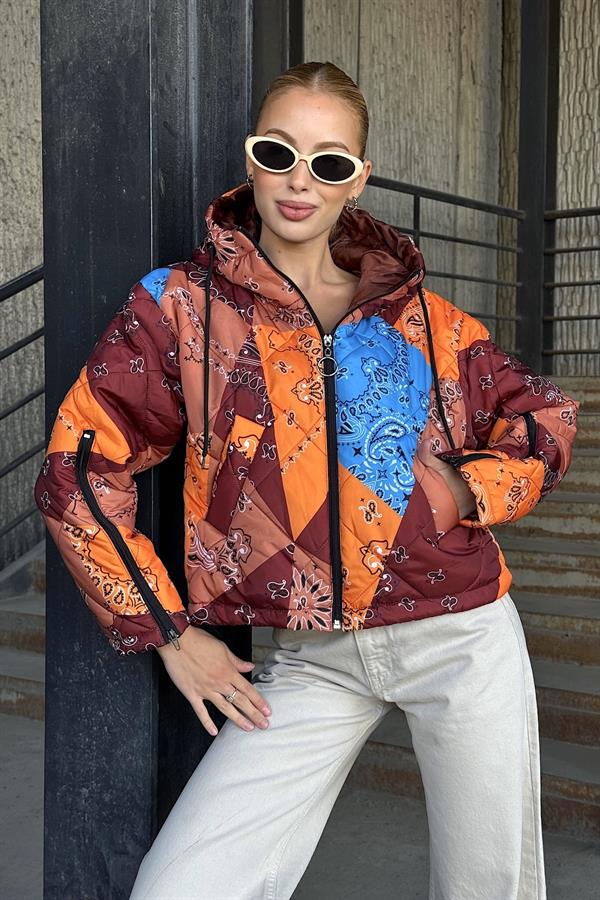 Kahverengi Desenli Kapüşonlu Kolları Fermuarlı Kısa Şişme Mont