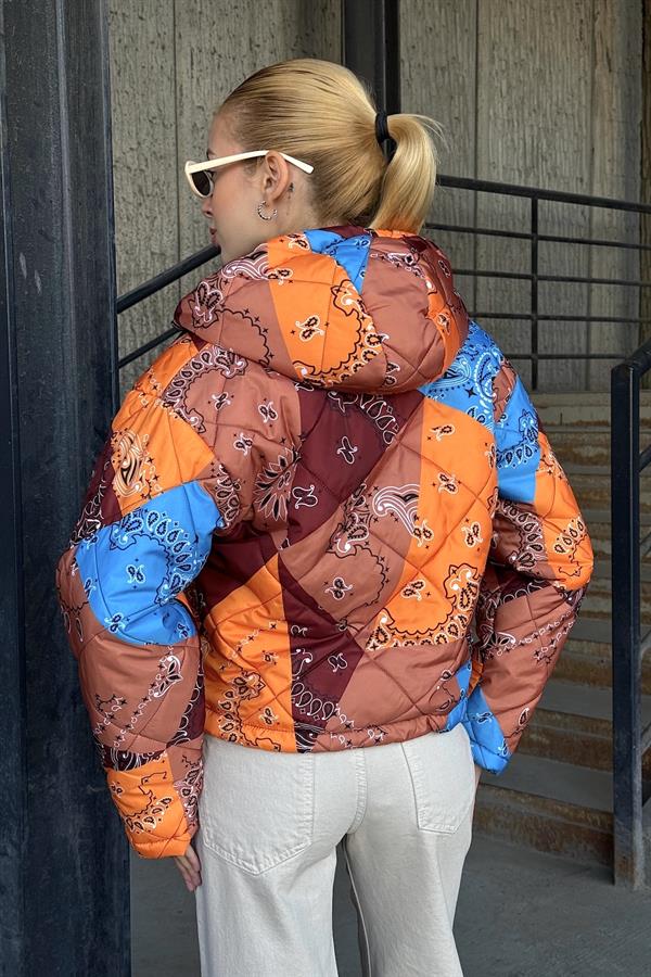 Kahverengi Desenli Kapüşonlu Kolları Fermuarlı Kısa Şişme Mont