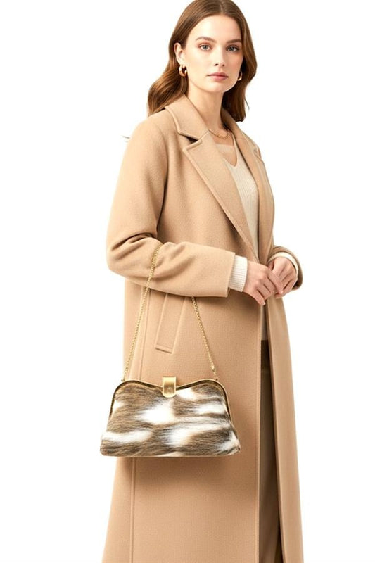 Kahverengi desenli suni kürk detaylı, altın zincir askılı clutch çanta.