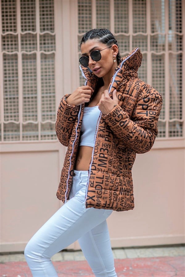 Kahverengi, dik yakalı, üzerinde yazı desenleri bulunan su geçirmez şişme mont.