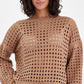Kahverengi, geniş delikli örgü dokuya ve ispanyol kollara sahip, kısa kesim triko kazak.