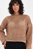 Kahverengi, geniş delikli örgü dokuya ve ispanyol kollara sahip, kısa kesim triko kazak.