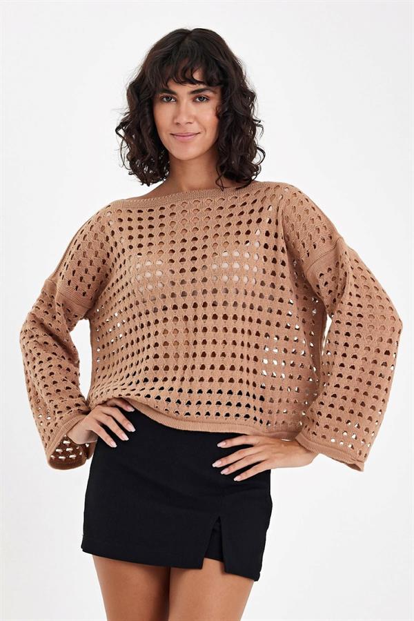 Kahverengi, file detaylı, ispanyol kollu ve delikli örgü crop triko kazak.