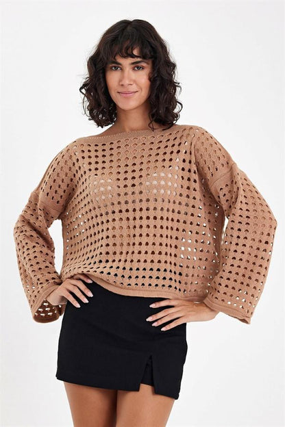 Kahverengi, file detaylı, ispanyol kollu ve delikli örgü crop triko kazak.