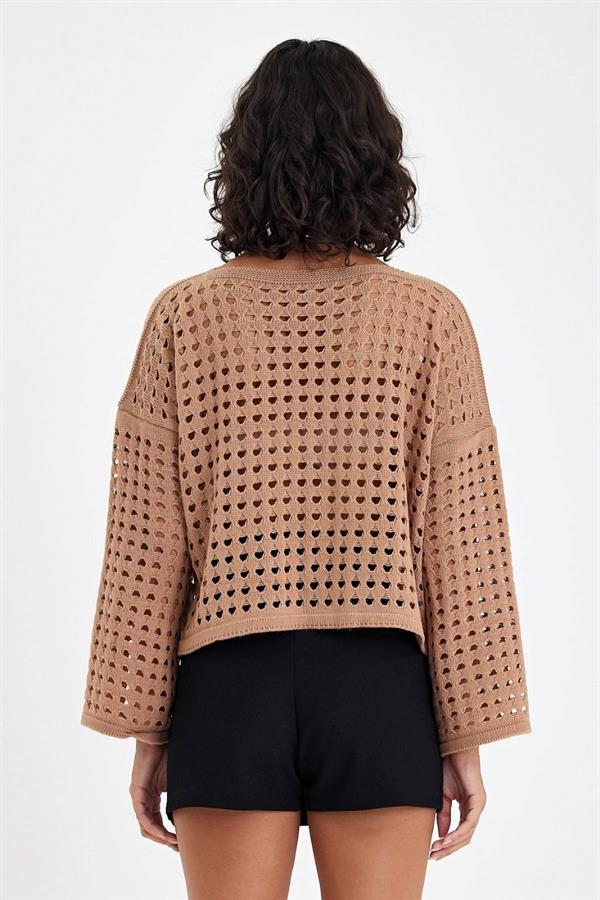 Kahverengi, file detaylı, ispanyol kollu ve delikli örgü crop triko kazak.
