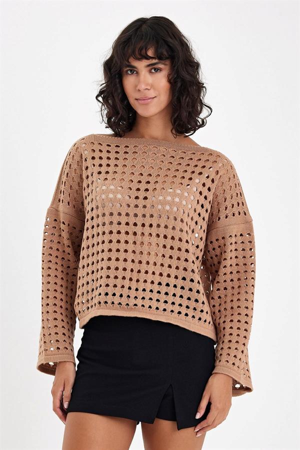 Kahverengi, geniş delikli örgü dokulu, ispanyol kollu ve kısa kesim triko kazak.