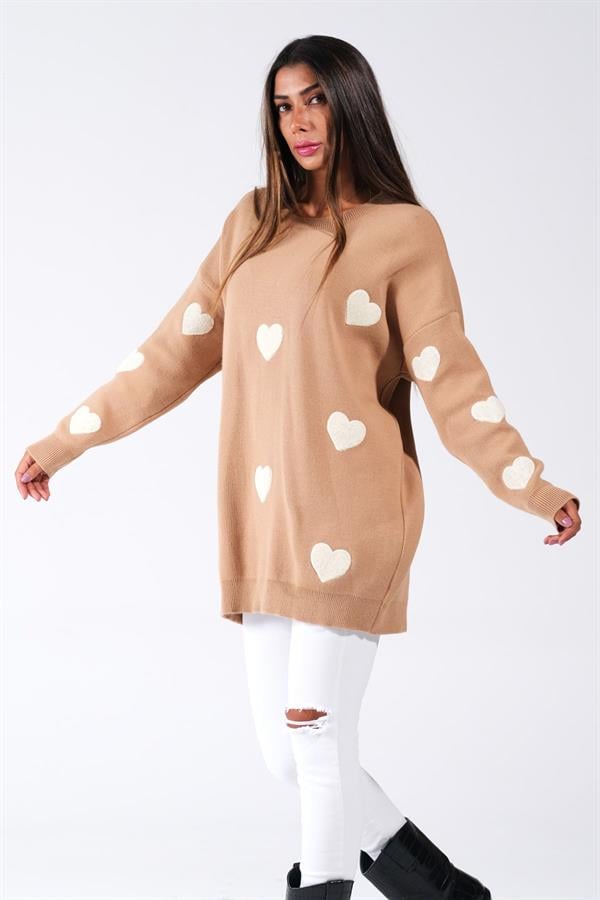 Kahverengi, beyaz kabartma kalp desenli, uzun kollu triko kazak.