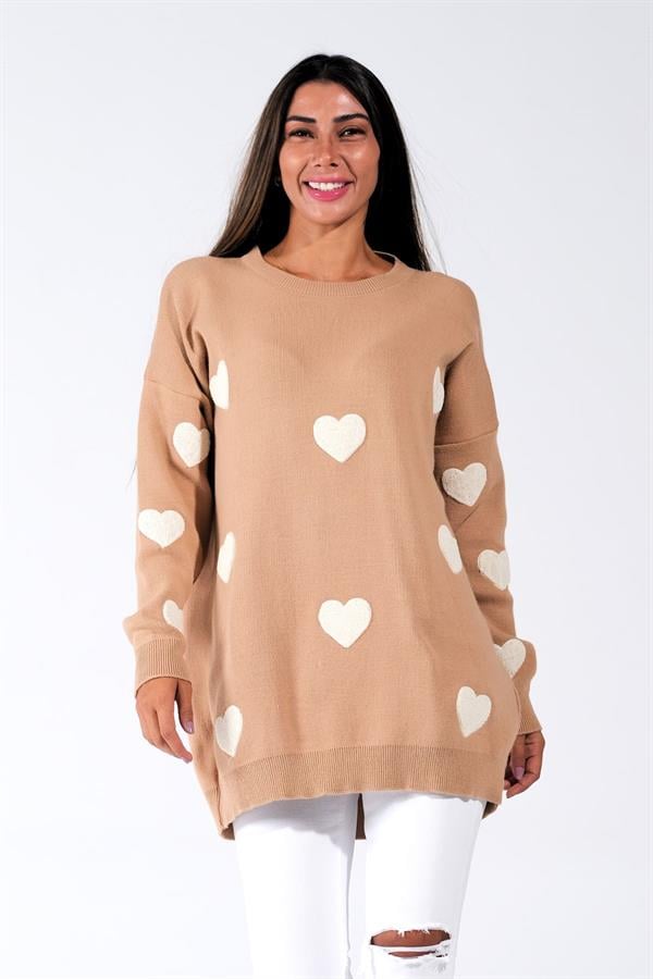 Kahverengi zemin üzerinde beyaz kabartma kalp desenli, uzun kollu triko kazak.