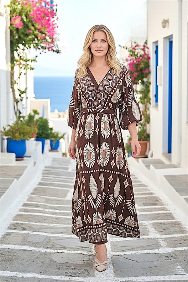 Kahverengi kruvaze yaka, desenli, kuşaklı ve uzun viskon elbise.