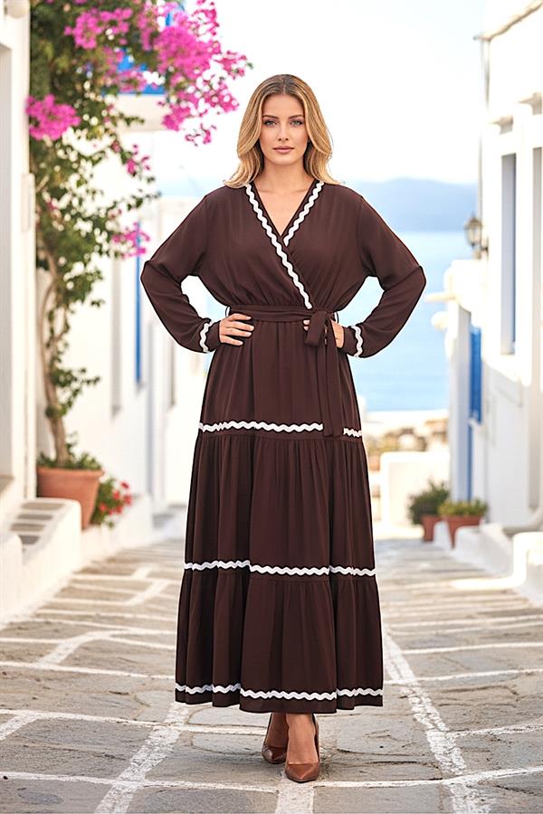 Beyaz dalgalı şerit detaylı, kuşaklı, uzun kollu kahverengi viskon elbise.